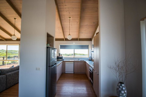 Sunsets On Martyrs Luxury Coastal Beach House Peterborough - Australian Directory 4