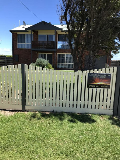 Sunsets On Martyrs Luxury Coastal Beach House Peterborough - Australian Directory 20
