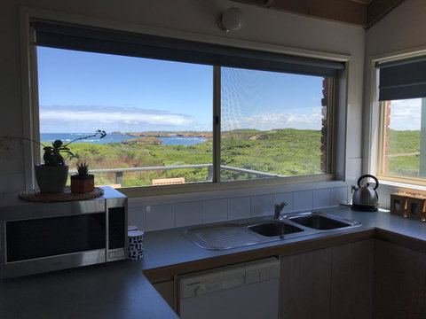 Sunsets On Martyrs Luxury Coastal Beach House Peterborough - Australian Directory 8