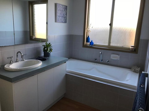 Sunsets On Martyrs Luxury Coastal Beach House Peterborough - Australian Directory 17