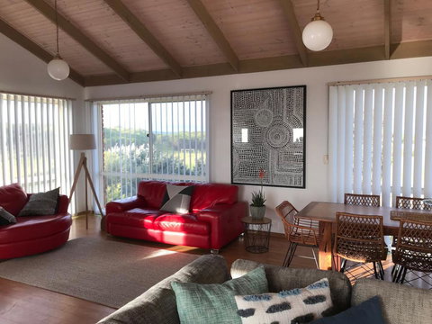 Sunsets On Martyrs Luxury Coastal Beach House Peterborough - Australian Directory 11