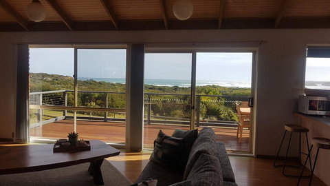 Sunsets On Martyrs Luxury Coastal Beach House Peterborough - Australian Directory 6
