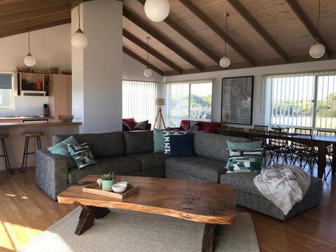 Sunsets On Martyrs Luxury Coastal Beach House Peterborough - Australian Directory 13