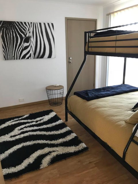 Sunsets On Martyrs Luxury Coastal Beach House Peterborough - Australian Directory 16