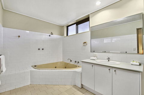 Knox International Hotel And Apartments - Australian Directory 12