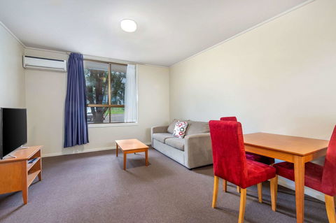 Knox International Hotel And Apartments - Australian Directory 23