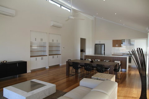 The Carnarvon Luxury Canal Home - Australian Directory 3