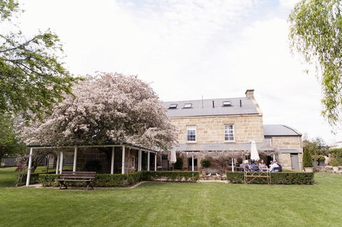 The Red Feather Inn - Australian Directory 2