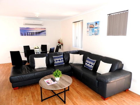 The Royal Dolphin Holiday Home - Australian Directory 0