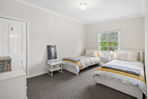 THE TEACHERS COTTAGE - Australian Directory 2
