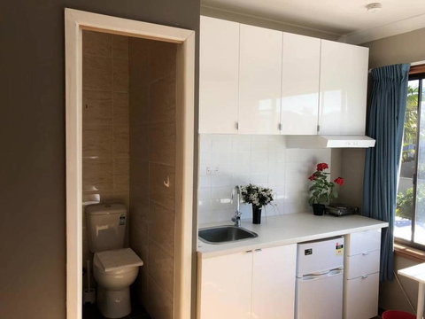 Traveler's Affordable Studio Unit (Beverly Hills) - Australian Directory 0