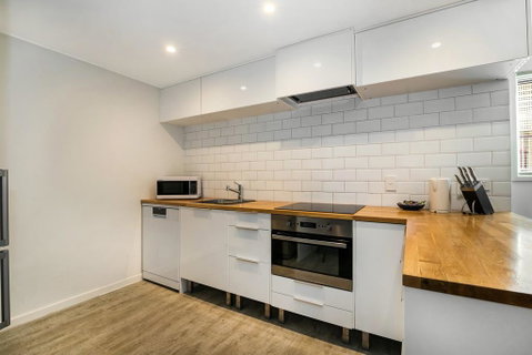 Tropical Townhouse With Two Courtyards And Pool - Australian Directory 3