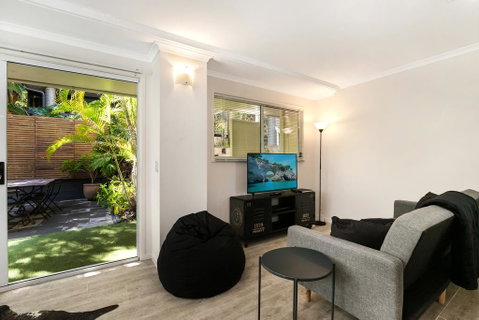 Tropical Townhouse With Two Courtyards And Pool - Australian Directory 0