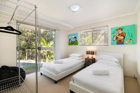 Tropical Townhouse With Two Courtyards And Pool - Australian Directory 2