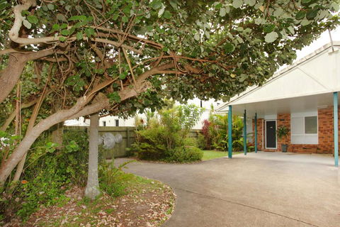 Unit 1/14 Tamarindus Street Marcoola Beach, Pet Friendly, 300 BOND, Linen Supplied - Australian Directory 1