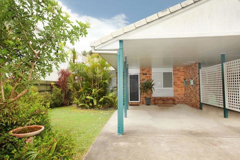Unit 1/14 Tamarindus Street Marcoola Beach, Pet Friendly, 300 BOND, Linen Supplied - Australian Directory 2