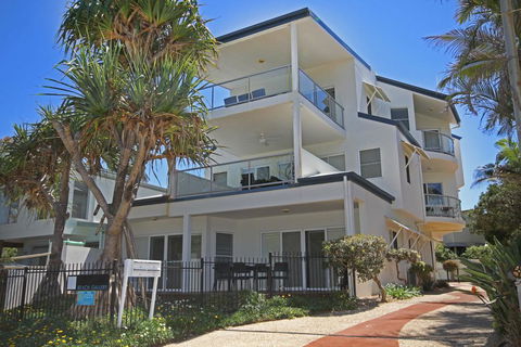 Unit 2, Beach Gallery, 9 Andrew Street Point Arkwright, 500 BOND, LINEN SUPPLIED - Australian Directory 0