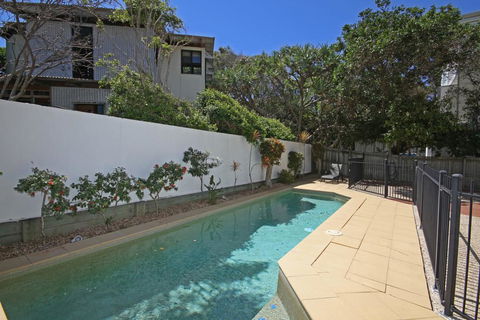 Unit 2, Beach Gallery, 9 Andrew Street Point Arkwright, 500 BOND, LINEN SUPPLIED - Australian Directory 1