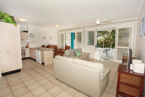 Unit 2, On The Park, 22 Frank Street Coolum Beach, 400 BOND, LINEN INCLUDED - Australian Directory 2
