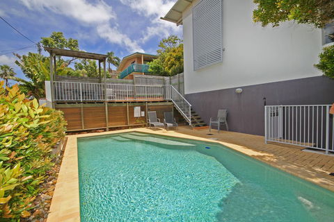 Unit 2, Sea Breeze Villas- 39 First Avenue Coolum - WIFI, 400 Bond - Australian Directory 1