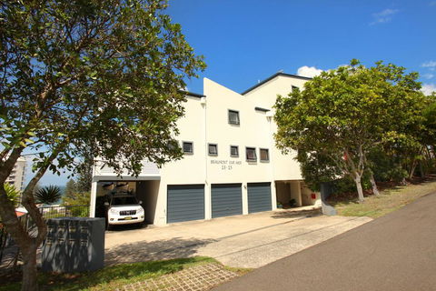 Unit 4, Beaumont Sur Mer, 13 - 15 Pacific Terrace Coolum Beach, 400 BOND, LINEN SUPPLIED - Australian Directory 1