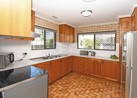 Urangan Harbour Bungalow - Australian Directory 2