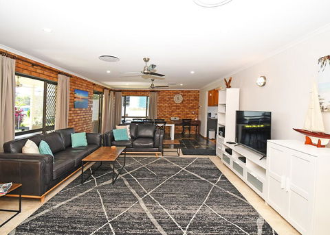 Urangan Harbour Bungalow - Australian Directory 3