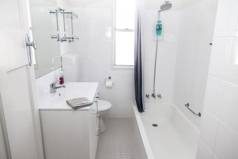 Urangan Harbour Cottage - Australian Directory 3