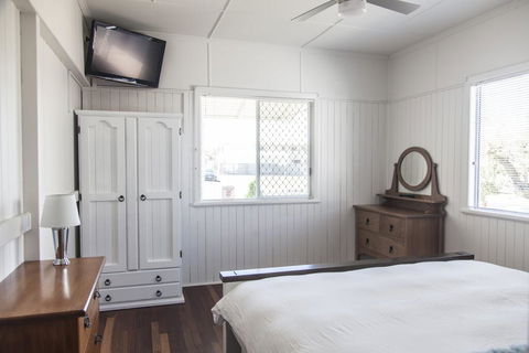 Urangan Harbour Cottage - Australian Directory 2