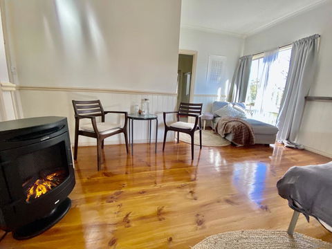 Valley Abode Large Studio Suite -private Ensuite - Australian Directory 1