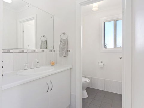 VALLEY VIEWS - 10 Valley Heights Drive - Australian Directory 1