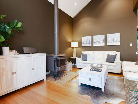 Venabu On Garuwa, 20 Garuwa Street - Spectacular House With Fabulous Views - Australian Directory 3