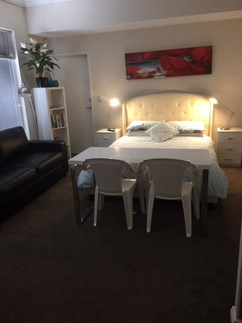 Venetian Canal 1 Bedroom Apartment - Australian Directory 3