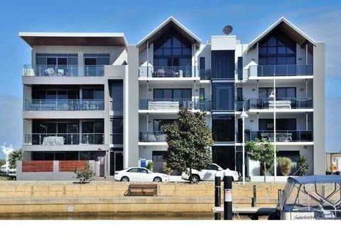 Venetian Canal 1 Bedroom Apartment - Australian Directory 0