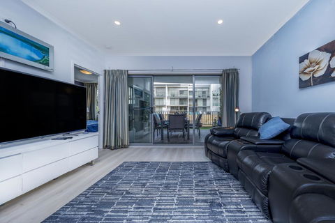 Venetian Canal Apartment-Close To Beaches And Marina - Australian Directory 2