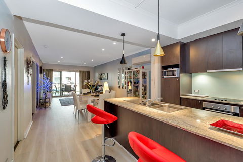 Venetian Canal Apartment-Close To Beaches And Marina - Australian Directory 0