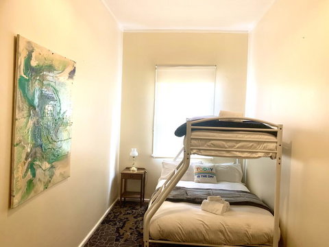 Victoria Albert Guest House Bar Cafe And Restaurant - Australian Directory 1