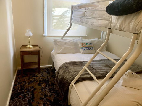 Victoria Albert Guest House Bar Cafe And Restaurant - Australian Directory 3