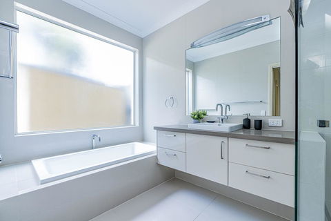 VIEWS FOREVER - INVERLOCH - Australian Directory 3