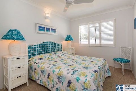 VIEWS VIEWS VIEWS! Front Top Floor Waterfront Unit - Chnook Apartments South Esp, Bongaree - Australian Directory 2