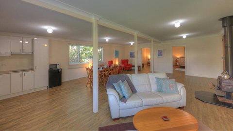 Village Stays Coldstream Gallery Bungalow - Australian Directory 3