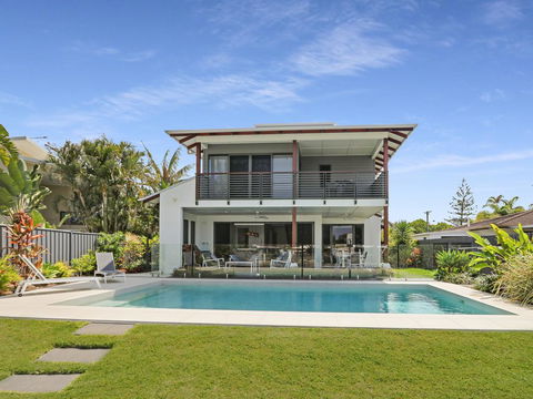 WATERFRONT HOME BORDERING MOOLOOLABA - Australian Directory 0