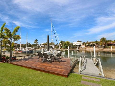 WATERFRONT HOME BORDERING MOOLOOLABA - Australian Directory 1