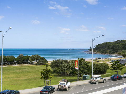 WATERFRONT THREE- In The Heart Of Lorne - Australian Directory 2