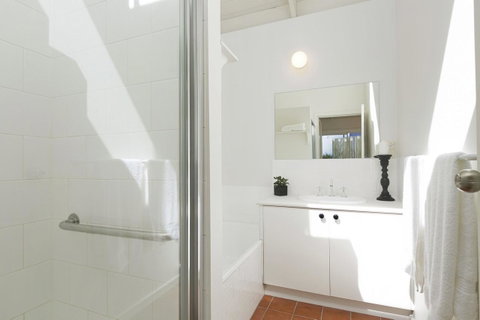 Mysa Anglesea Sleeps 7 WiFi SmartTV Cafes Shops - Australian Directory 11