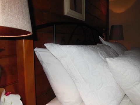 Airleigh-Rose Cottage - Australian Directory 32