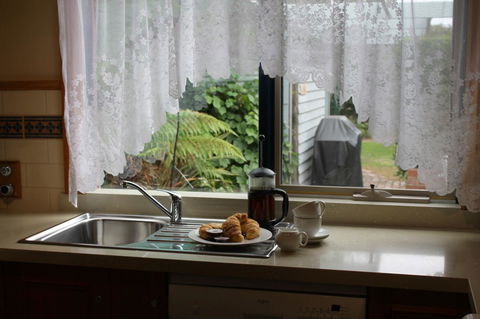 Airleigh-Rose Cottage - Australian Directory 33