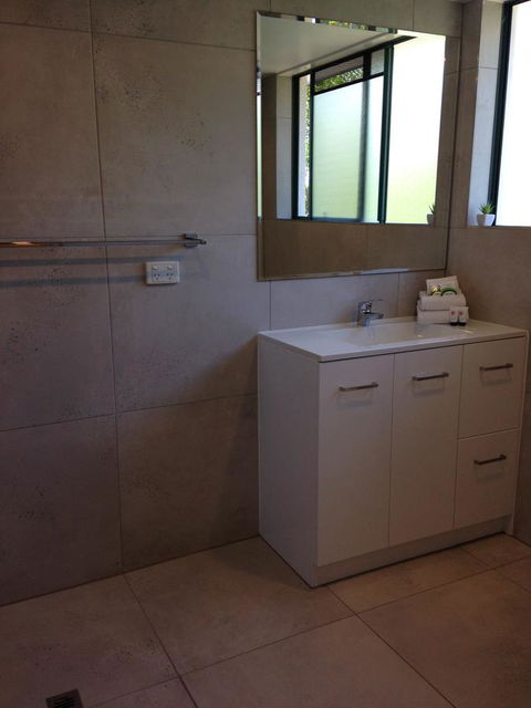 Chez Noosa Resort Motel - Australian Directory 11