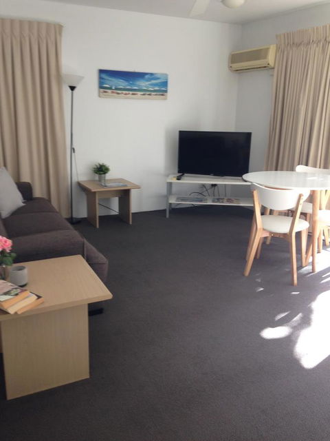 Chez Noosa Resort Motel - Australian Directory 1