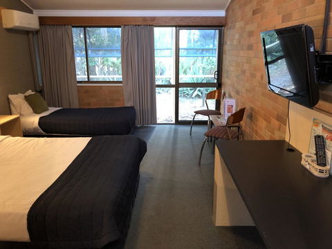 Bribie Island Hotel - Australian Directory 2